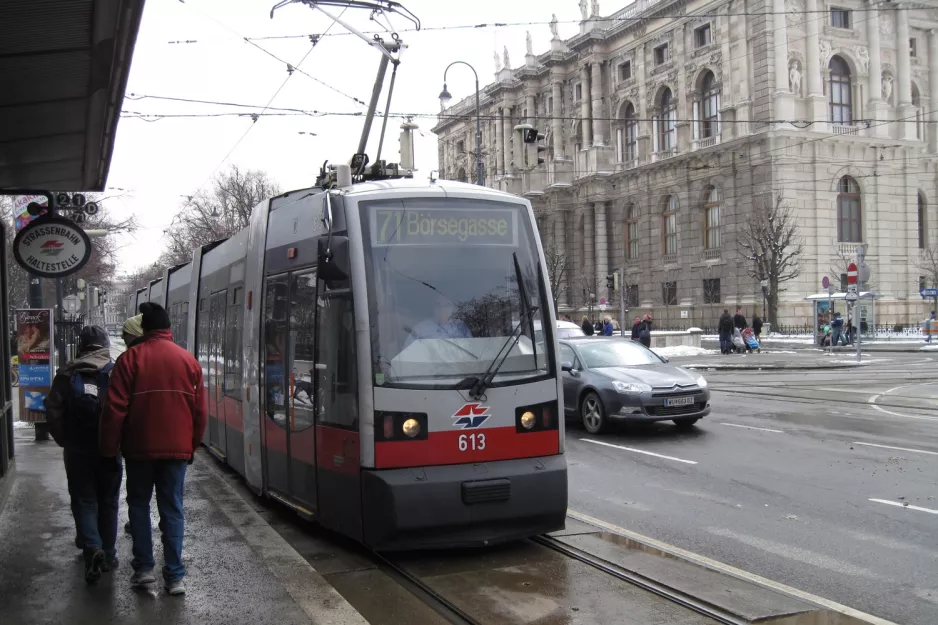 Wien sporvognslinje 71 med lavgulvsledvogn 613 ved Burgring (2013)