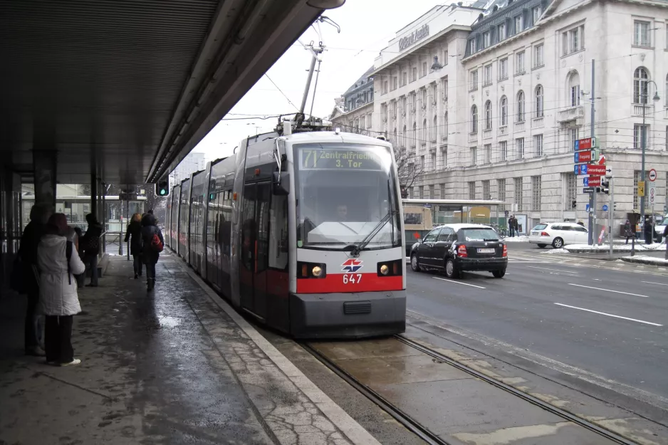 Wien sporvognslinje 71 med lavgulvsledvogn 647 ved Schottentor (2013)