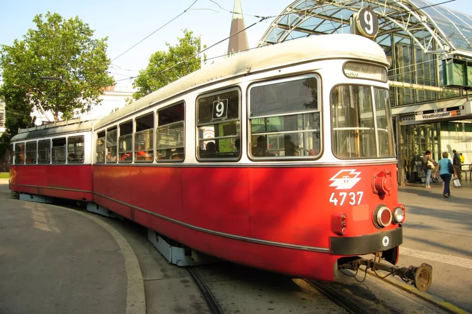 Wien sporvognslinje 9 med ledvogn 4737 ved Westbahnhof (2012)