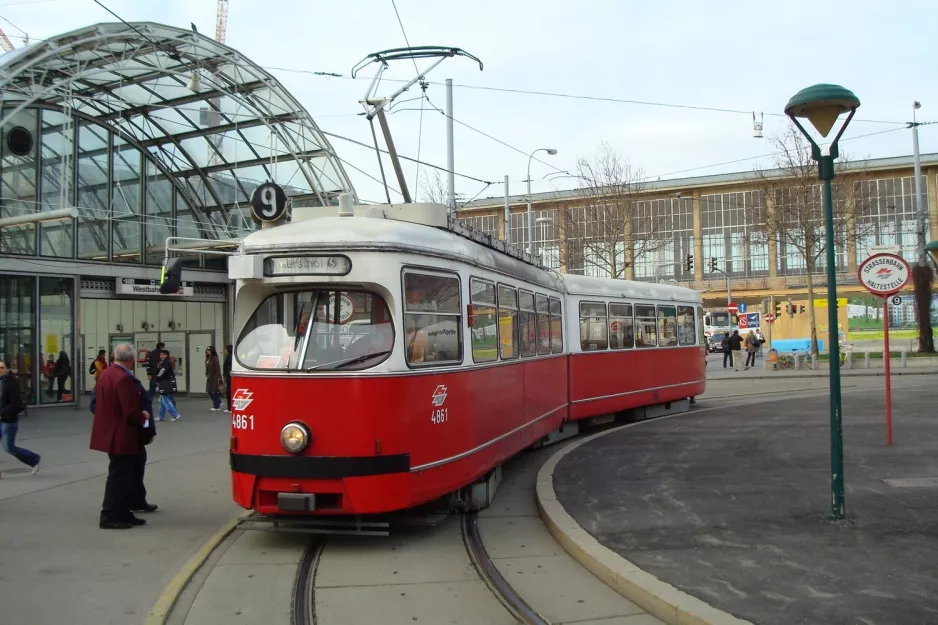 Wien sporvognslinje 9 med ledvogn 4861 ved Westbahnhof (2010)