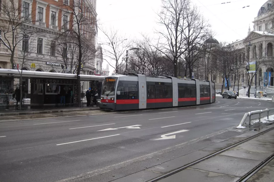 Wien sporvognslinje D med lavgulvsledvogn 750 ved Schottentor (2013)