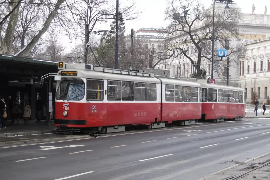 Wien sporvognslinje D med ledvogn 4301 ved Ring, Volkstheater U (2013)