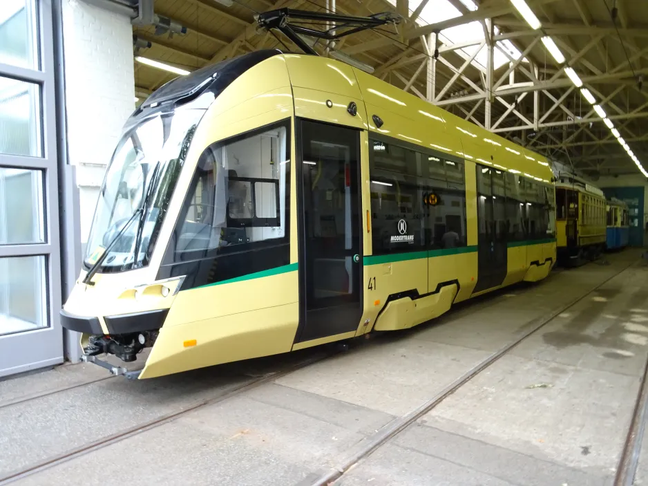 Woltersdorf lavgulvsmotorvogn 41 inde i Woltersdorfer Straßenbahn (2024)