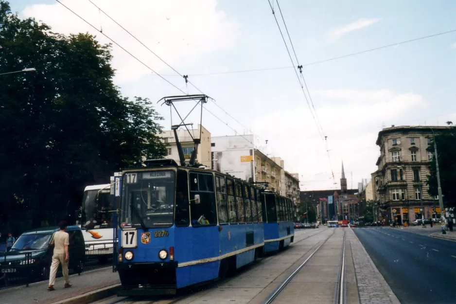 Wrocław sporvognslinje 17 med motorvogn 2276 på Świętego Wincentego (2004)