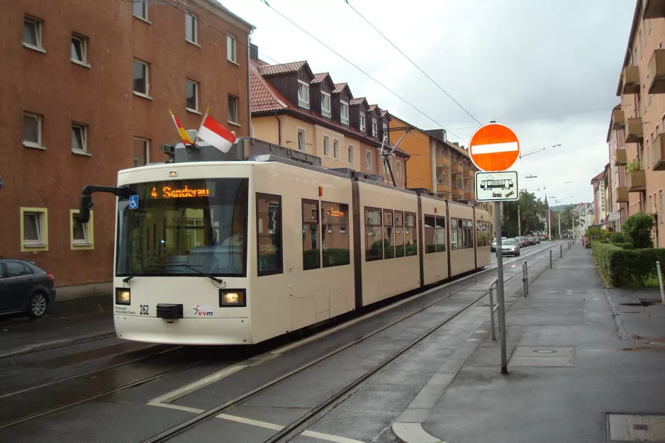 Würzburg sporvognslinje 4 med lavgulvsledvogn 262 i krydset Friedrich-Spee-Straße/Arndtstraße (2014)