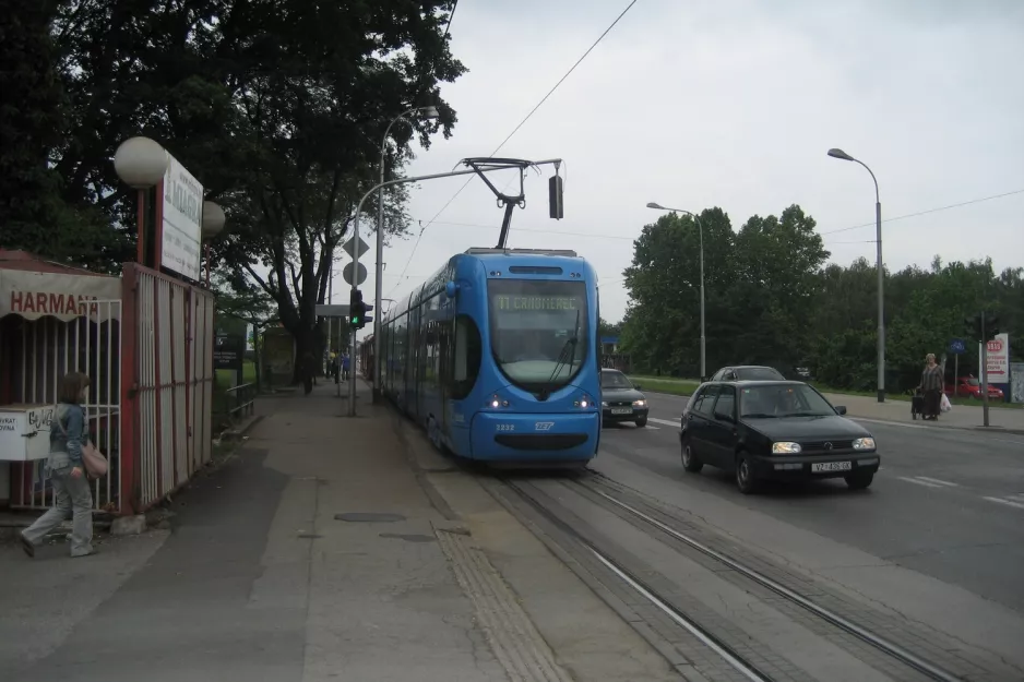 Zagreb sporvognslinje 11 med lavgulvsledvogn 2232 på Maksimirska cesta (2008)