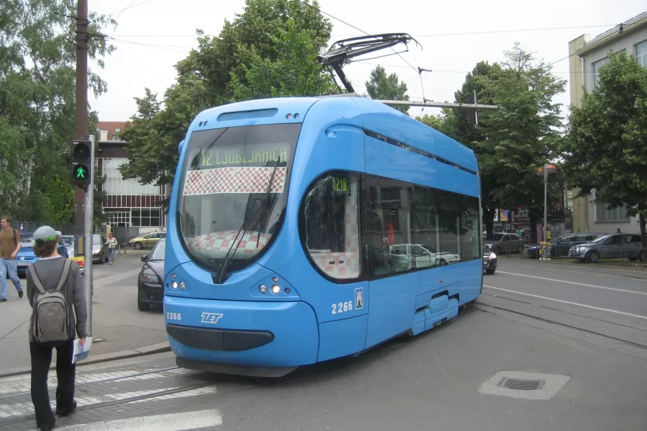 Zagreb sporvognslinje 12 med lavgulvsledvogn 2266 på Tratinska ulica (2008)