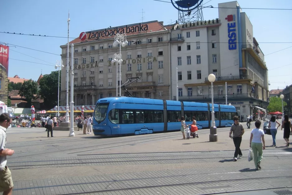 Zagreb sporvognslinje 17 med lavgulvsledvogn 2222 på Trg bana Josipa Jelačića (2008)
