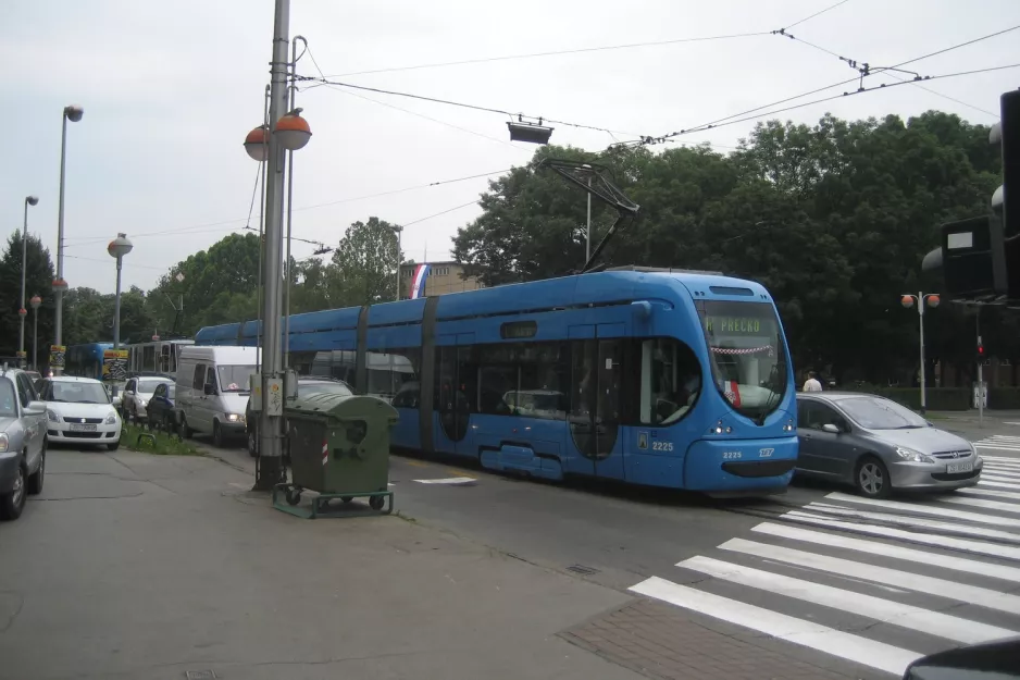 Zagreb sporvognslinje 17 med lavgulvsledvogn 2225 på Park Maksimir (2008)