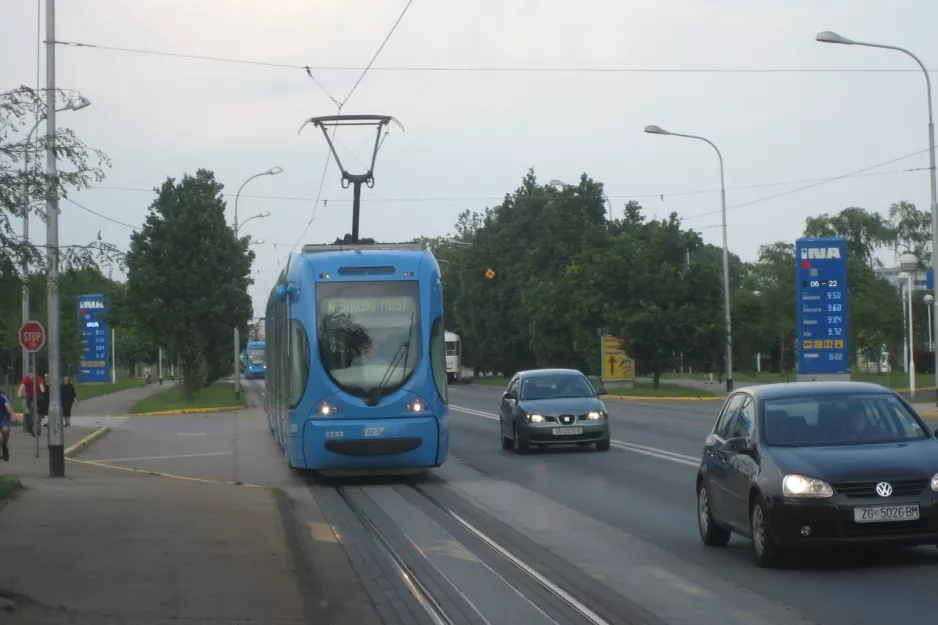 Zagreb sporvognslinje 4 med lavgulvsledvogn 2232 på Maksimirska cesta (2008)