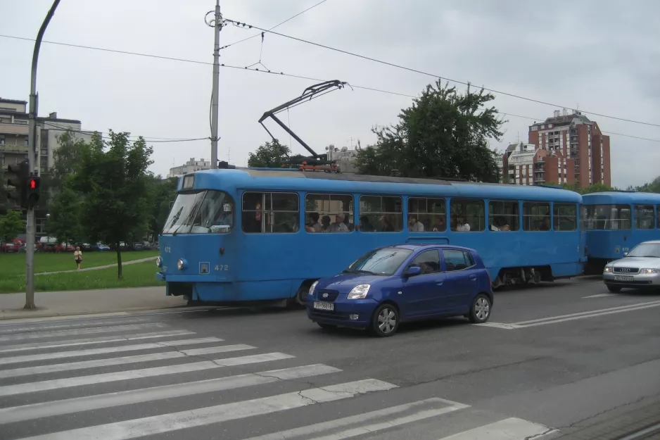 Zagreb sporvognslinje 7 med motorvogn 472 på Maksimirska cesta, set fra siden (2008)