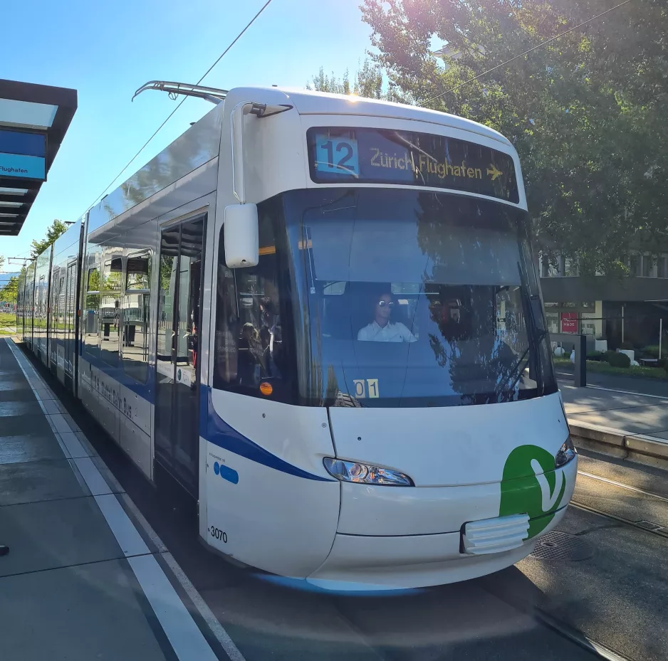 Zürich regionallinje 12 med lavgulvsledvogn 3070, forsiden Lindberghplatz (2020)