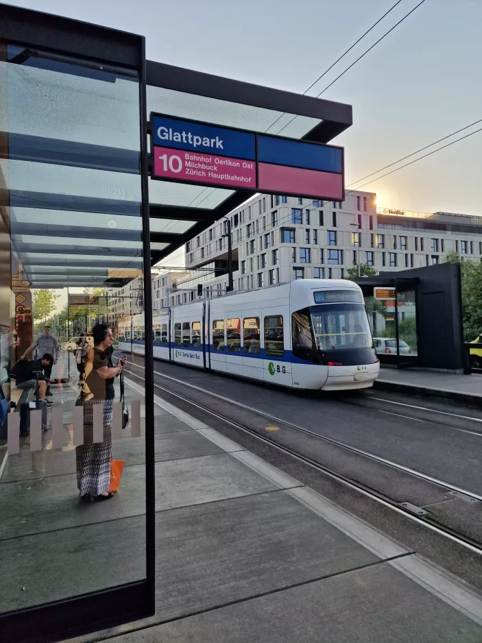 Zürich regionallinje 12 med lavgulvsledvogn 3080 ved Glattpark (2023)