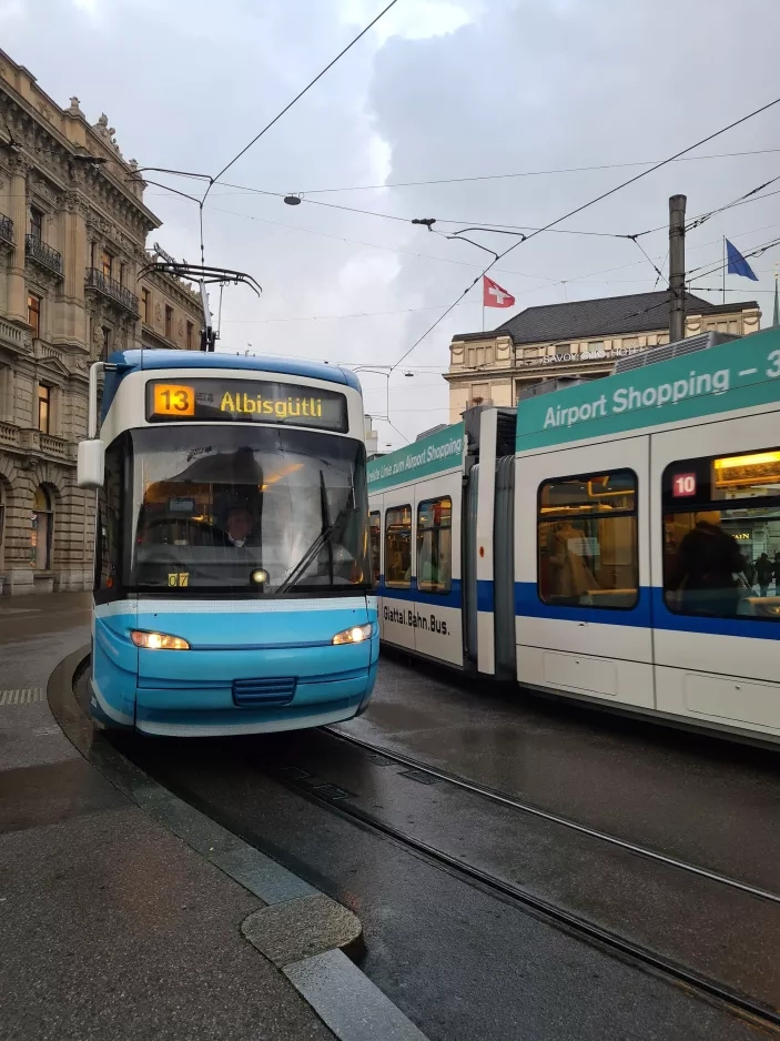Zürich sporvognslinje 13 med lavgulvsledvogn 3053 på Paradeplatz, set forfra (2021)