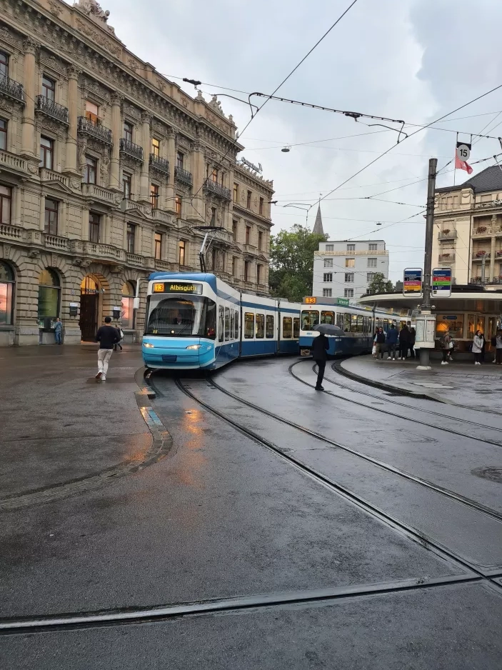 Zürich sporvognslinje 13 med lavgulvsledvogn 3053 ved Paradeplatz (2021)