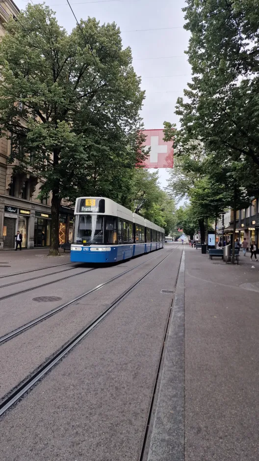 Zürich sporvognslinje 13 med lavgulvsledvogn 4033 ved Rennweg (2024)