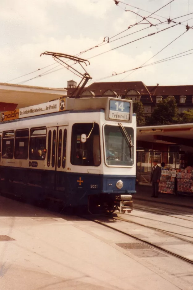 Zürich sporvognslinje 14 med ledvogn 2021 på Bahnhofplatz HB (1981)