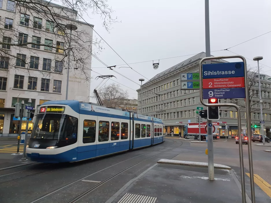 Zürich sporvognslinje 2 med lavgulvsledvogn 3009 ved Sihlstrasse (2020)