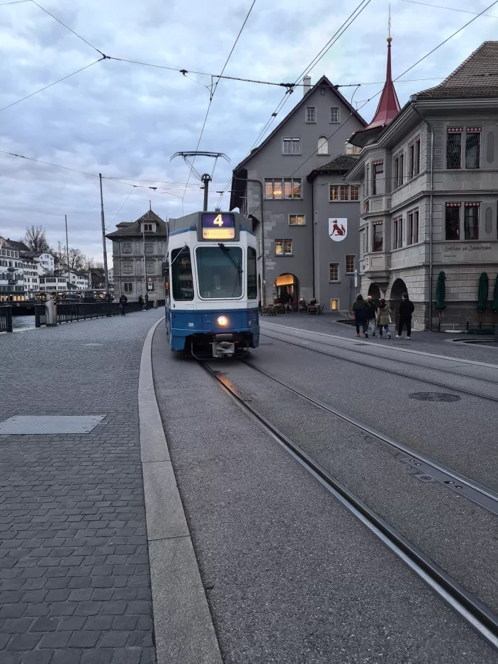 Zürich sporvognslinje 4 med ledvogn 2078 på Limmatquai (2022)