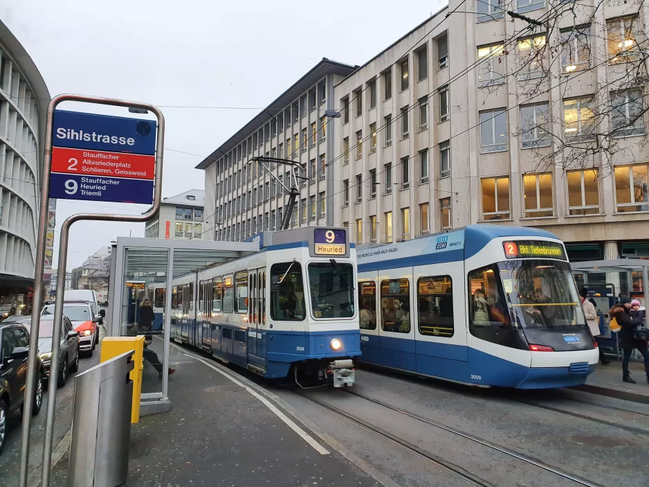 Zürich sporvognslinje 9 med ledvogn 2024 ved Sihlstrasse (2020)