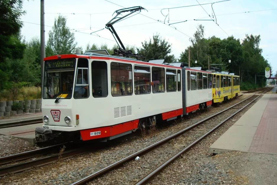 Zwickau sporvognslinje 4 med ledvogn 929 ved Klinikum (2008)