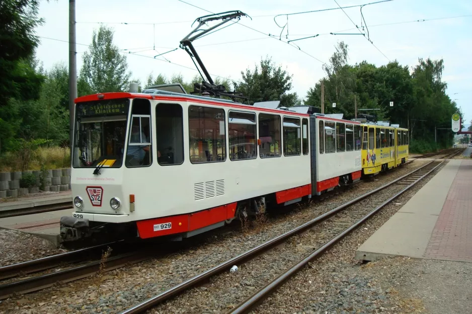 Zwickau sporvognslinje 4 med ledvogn 929 ved Städtisches Klinikum (2008)