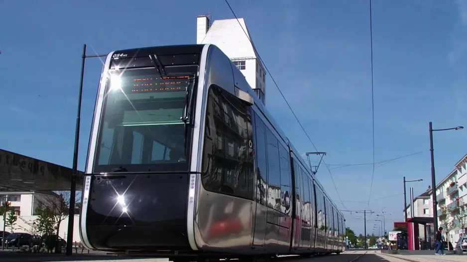 Le Tramway de Tours - The most impressive & beautiful tram in the world!