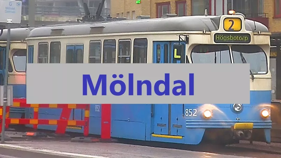 Mölndal Station med Spårvagnar och Tåg
