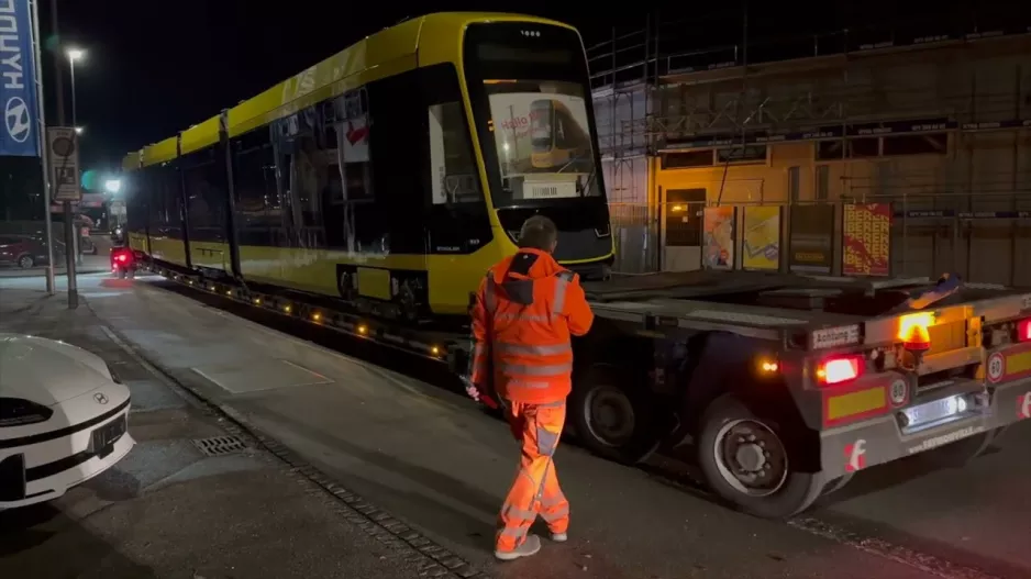 TINA Tram: Erstes Fahrzeug in Oberwil eingetroffen.