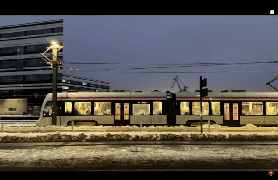 Trainspotting: Vinterens Magi: Letbanen Krydser Navitas i Aarhus under Sneens Hvide Tæppe ❄️🚊